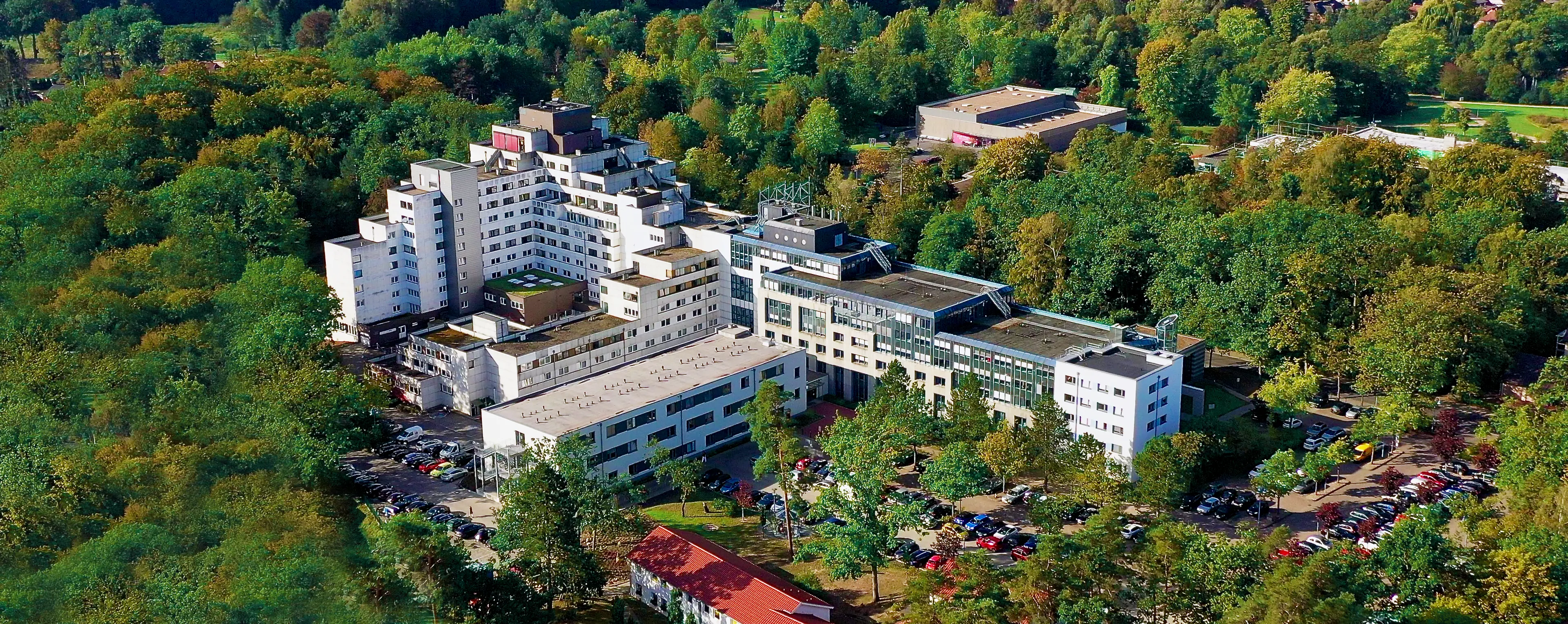 DianaKlinik | Fachklinik für Rehabilitation und Akutmedizin Das Luftbild der DianaKlinik zeigt ihre herrliche Lage im Grünen.