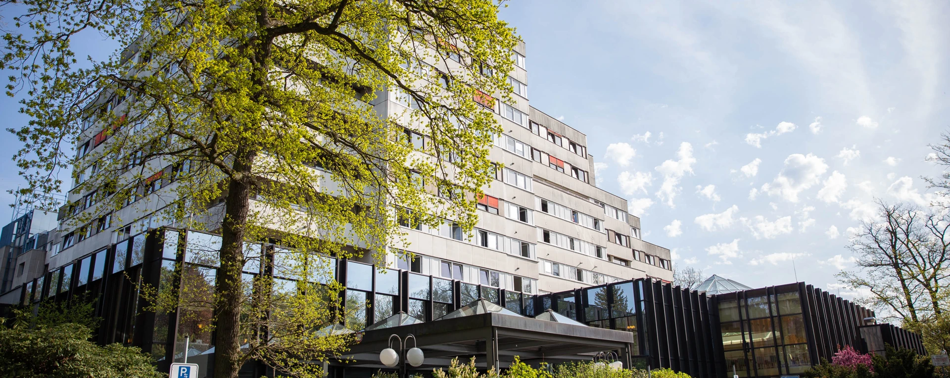 Die DianaKlinik von außen. Im Vordergrund der Fachklinik befinden sich Parkplätze.