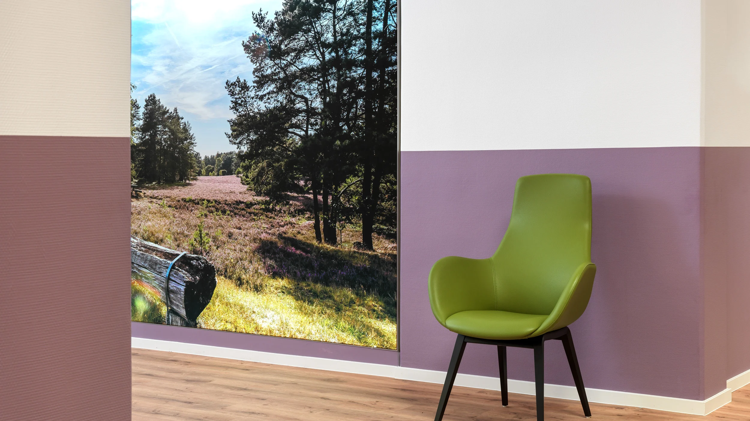 Großes Bild der Lüneburger Heide vom Boden bis zur Decke im Foyer der DianaKlinik.
