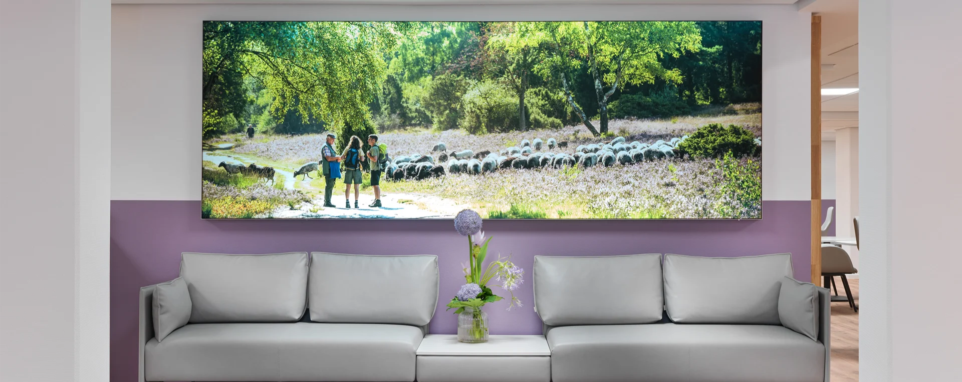 Sehr großes Foto mit einer Aufmahme der Lüneburger Heide in einer Sitzecke im Foyer der DianaKlinik.