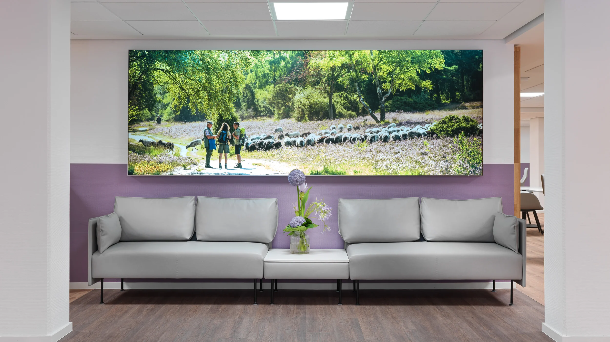 Sehr großes Foto mit einer Aufmahme der Lüneburger Heide in einer Sitzecke im Foyer der DianaKlinik.