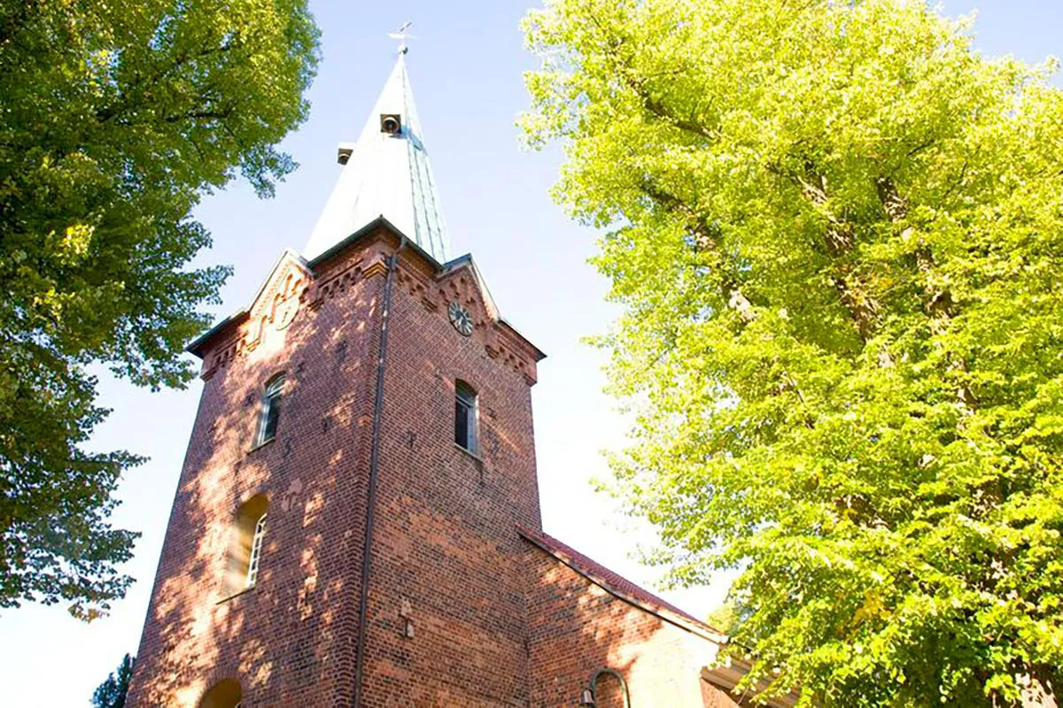 Die Dreikönigskirche. Sie steht auf dem zentralen Platz der Kurstadt Bad Bevensen.