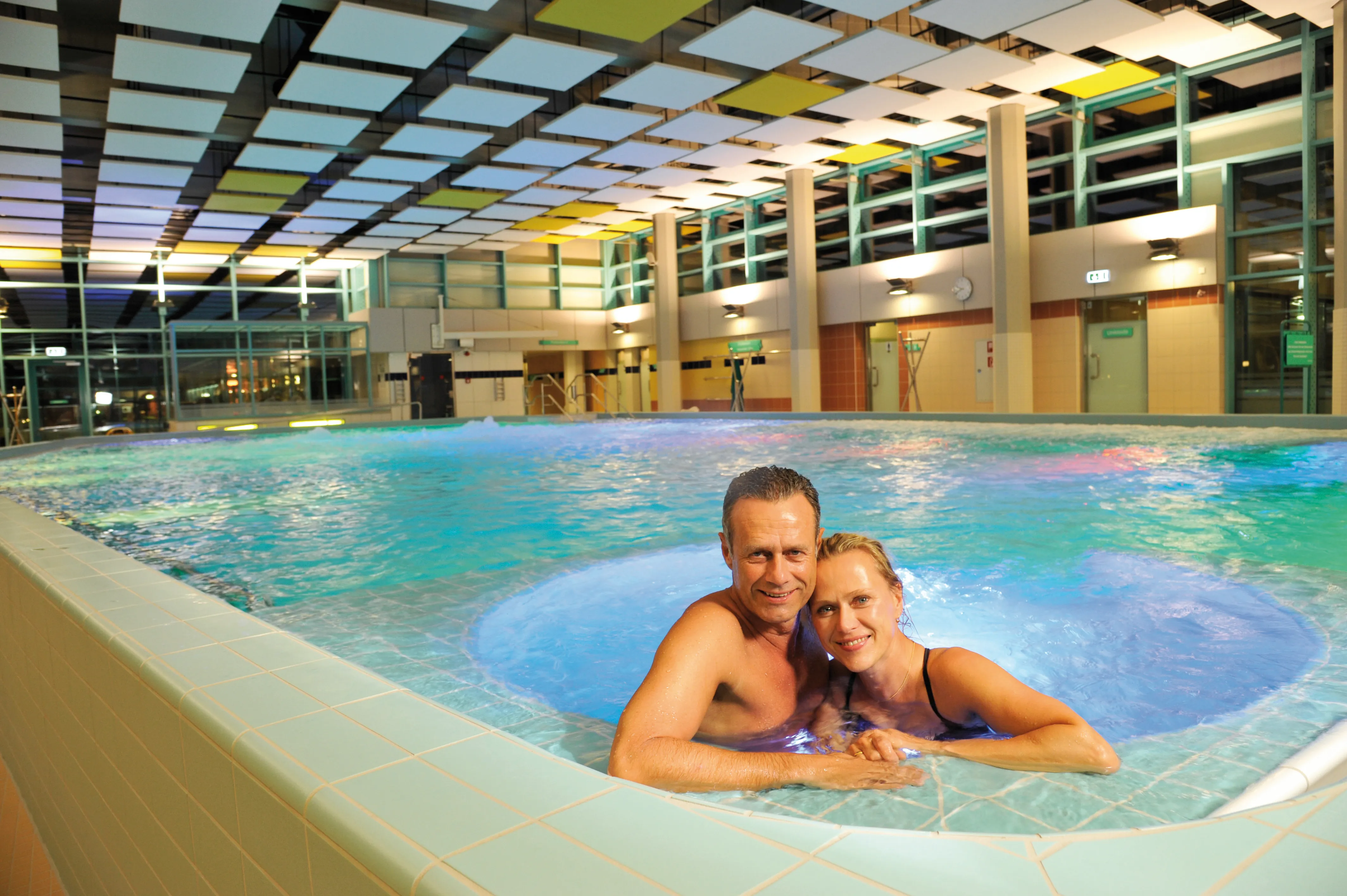 Ein Paar verweilt im Whirlpool der Jod-Sole-Therme in Bad Bevensen. Das Licht ist gedämpft.