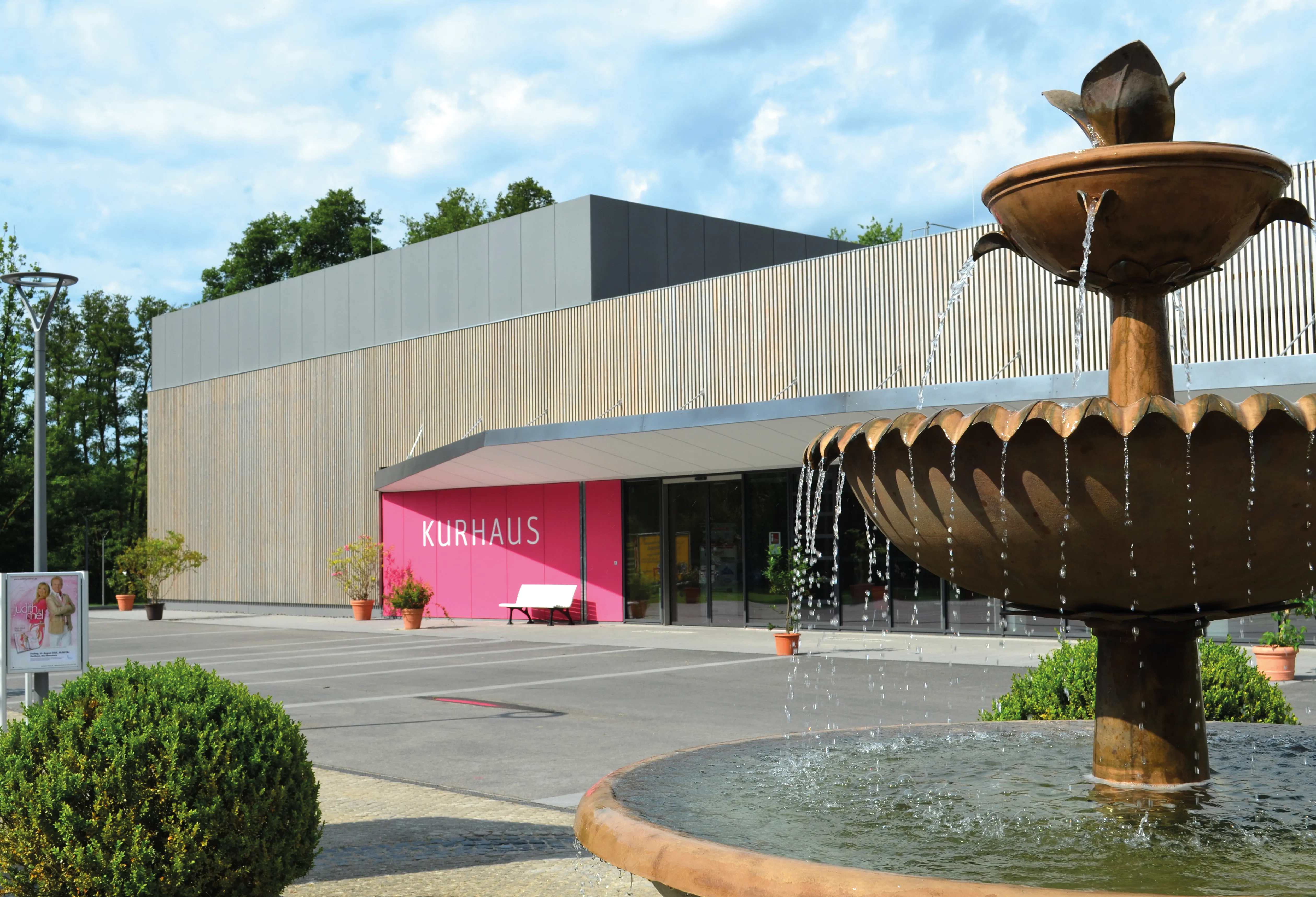 Das Kurhaus in Bad Bevensen, im Vordergrund ein Brunnen. Hier finden Konzerte, Feste und andere Veranstaltungen statt.