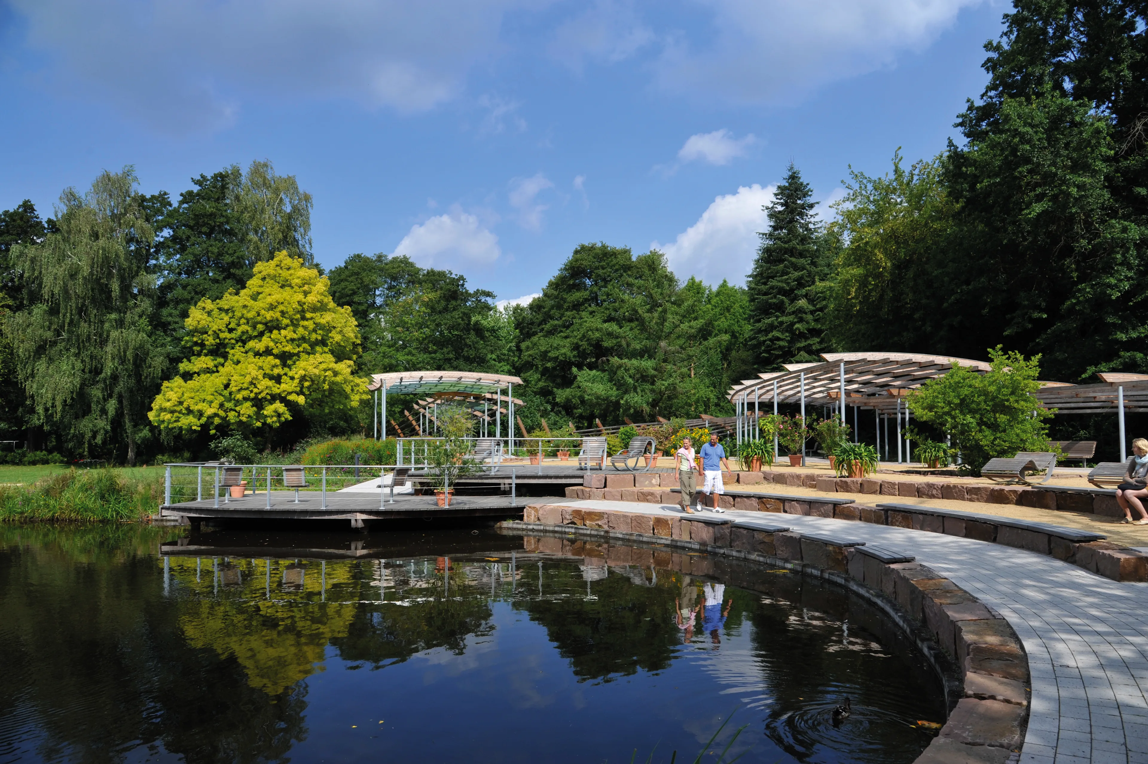 Im Mittelpunkt des prächtigen Kurparks in Bad Bevensen stehen eine Pergola mit Sonnenterrassen am See.