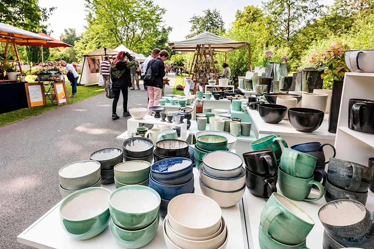 Einmal jährlich wandelt sich der Kurpark in eine große Ausstellungsfläche des beliebten Töpfermarkts in Bad Bevensen.