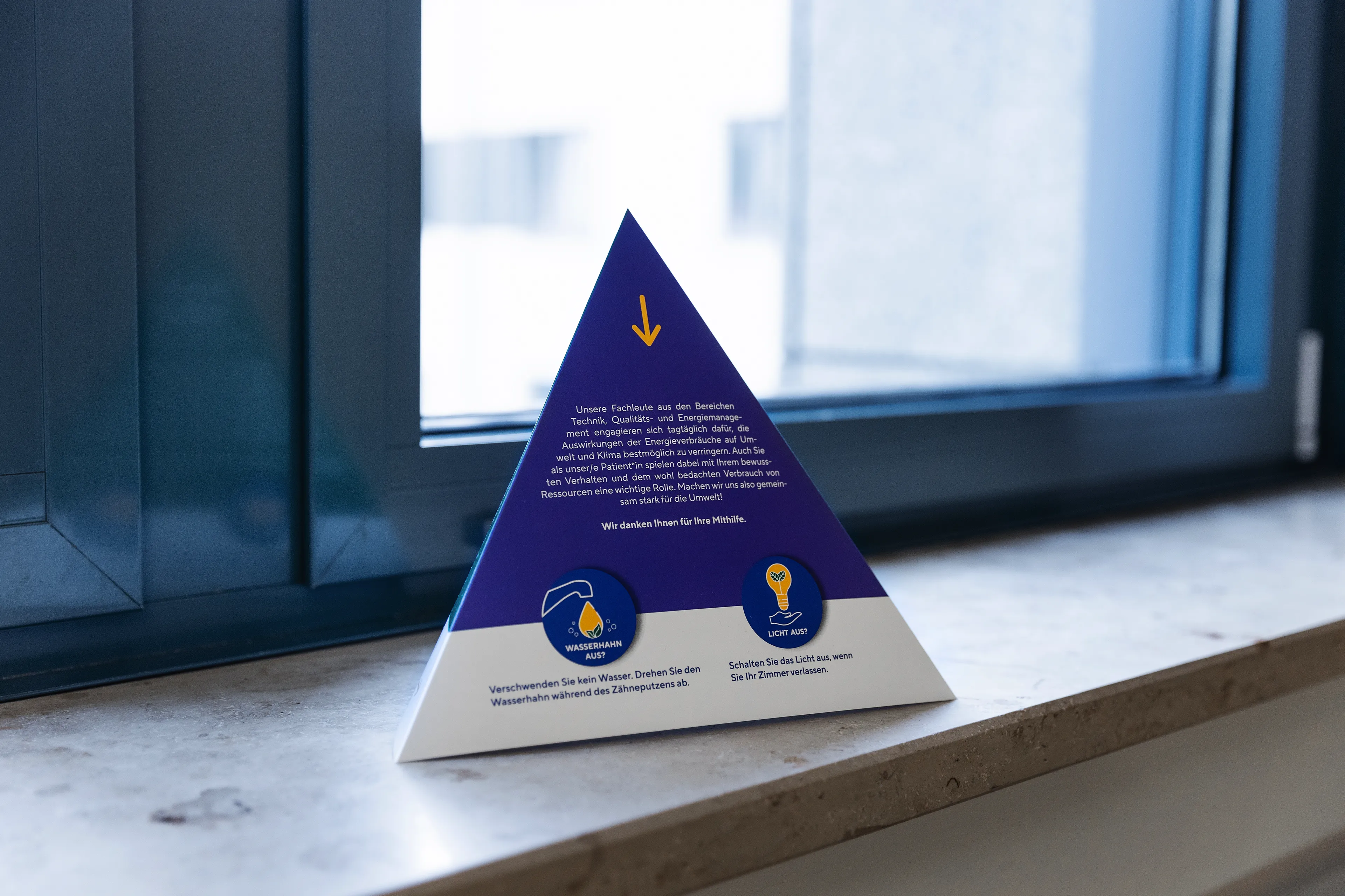 DianaKlinik | Nachhaltigkeit und Gesellschaftliche Verantwortung Eine Papierpyramide im Patientenzimmer der DianaKlinik fordert und klärt zu energiesparenden Maßnahmen auf.