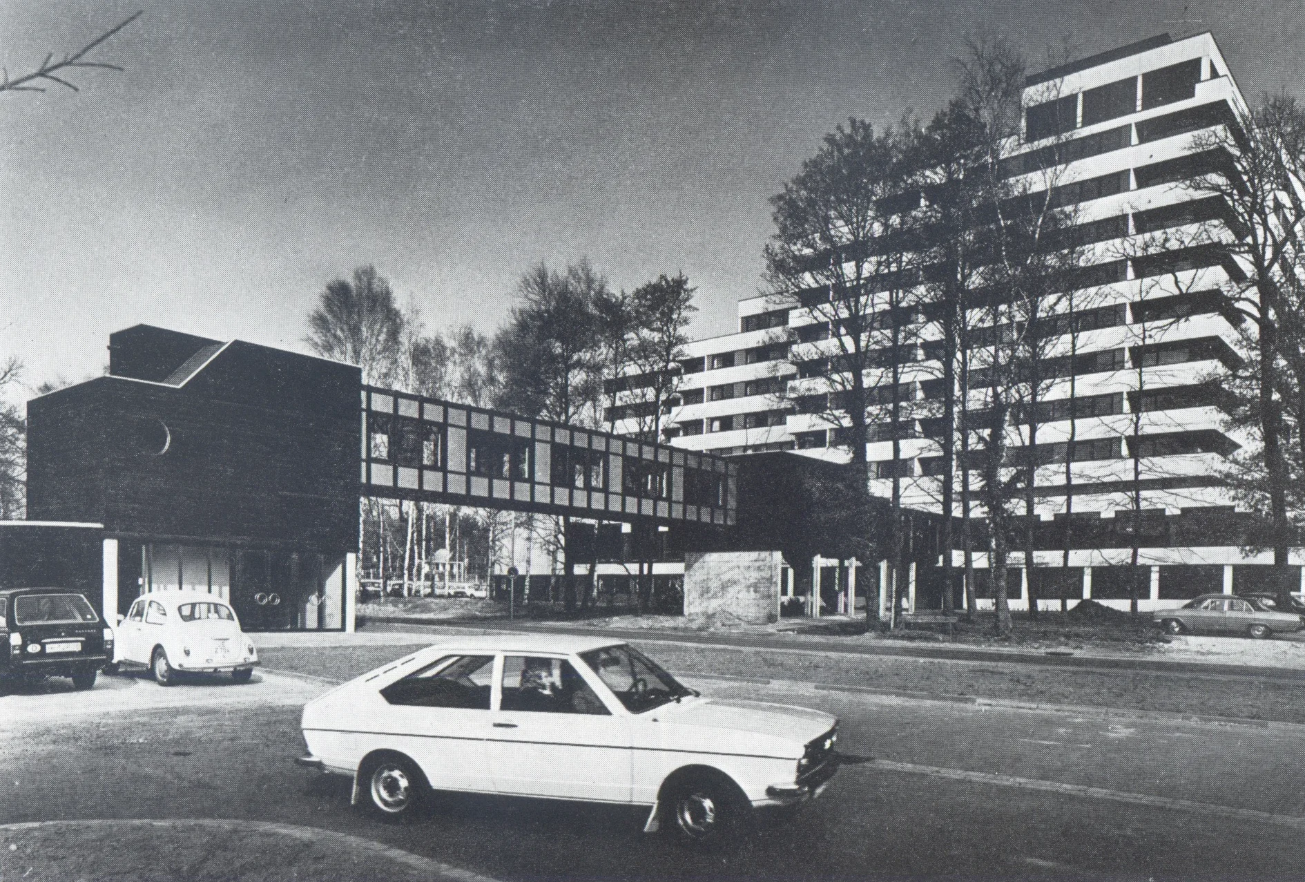 Schwarz-Weiß-Aufnahme der DianaKlinik von 1974. Im Vordergrund ein Auto der Siebziger Jahre.