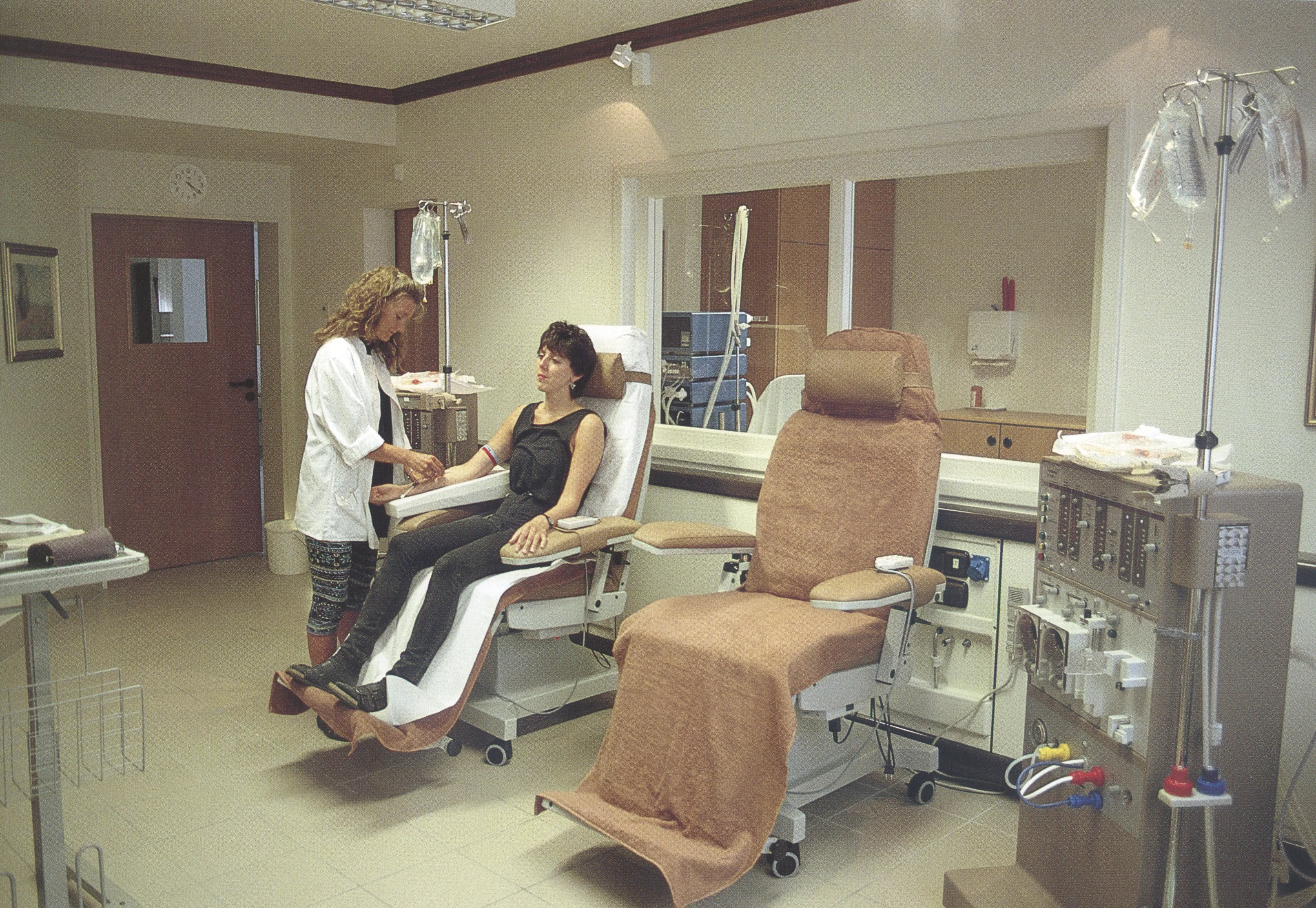 Diana Institut 1993. Einer Patientin wird Blut abgenommen.