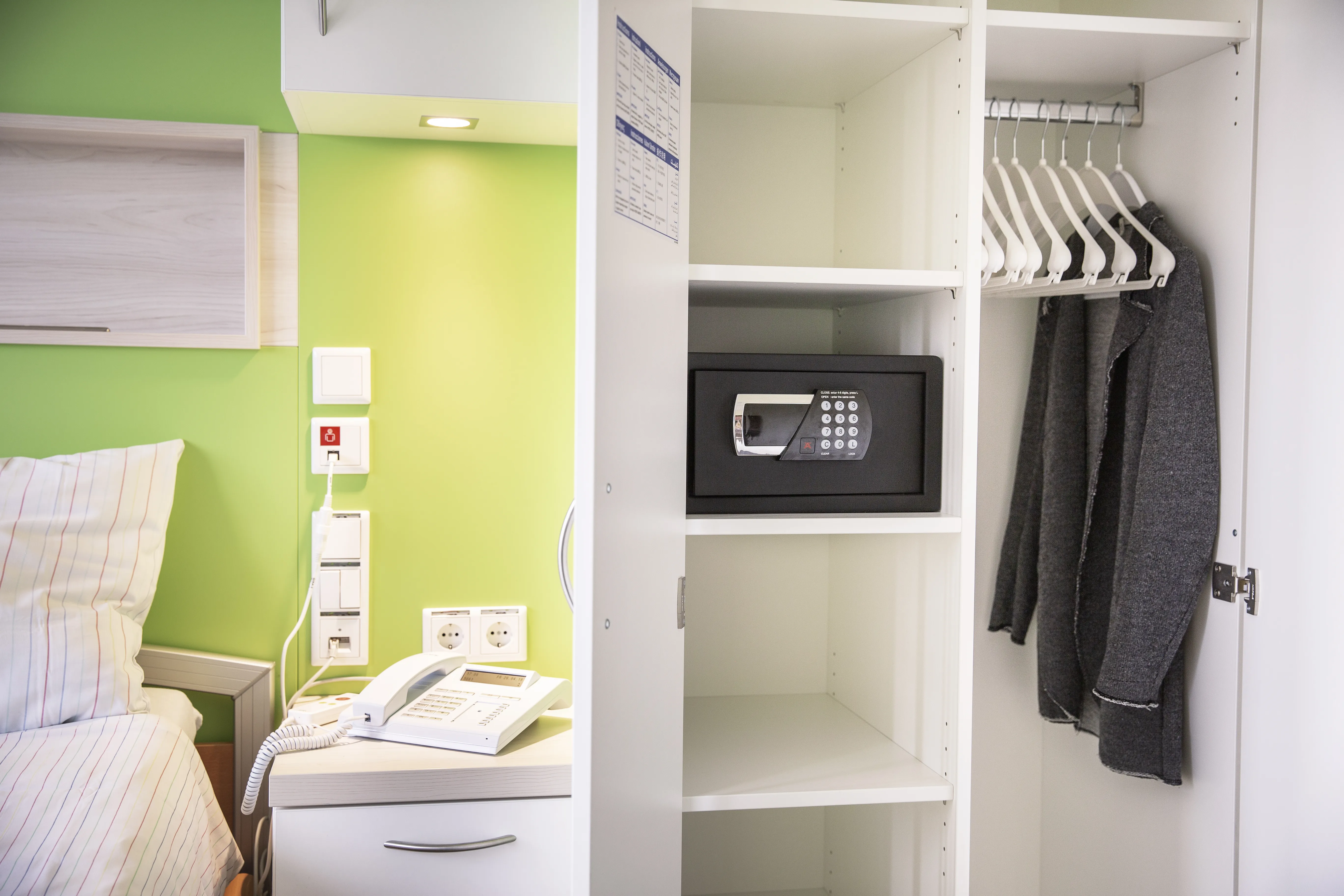 Blick in den Kleiderschrank mit Safe in einem Patientenzimmer der DianaKlinik.
