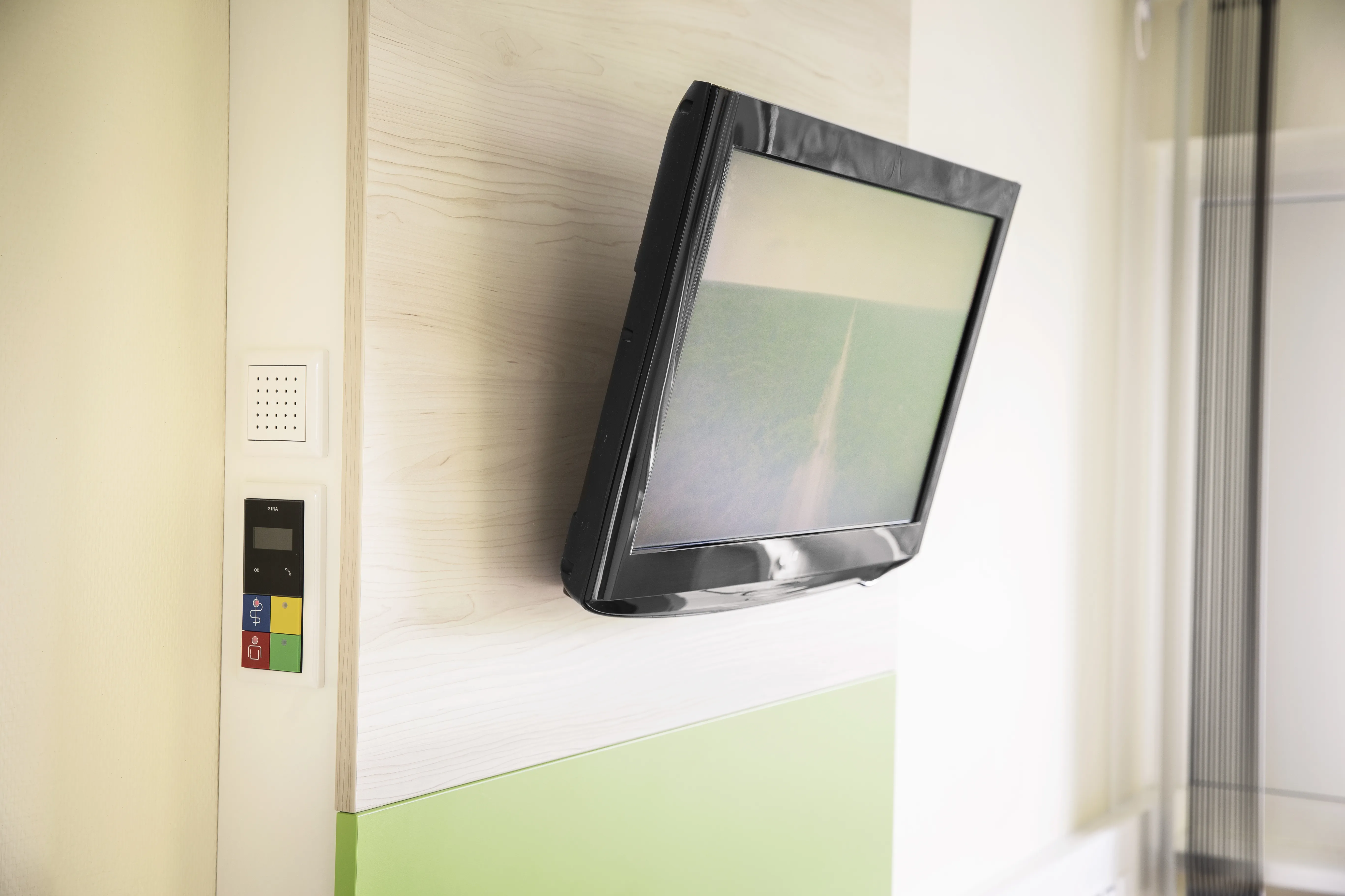 Flachbildschirmfernseher an der Wand eines Patientenzimmers in der DianaKlinik.