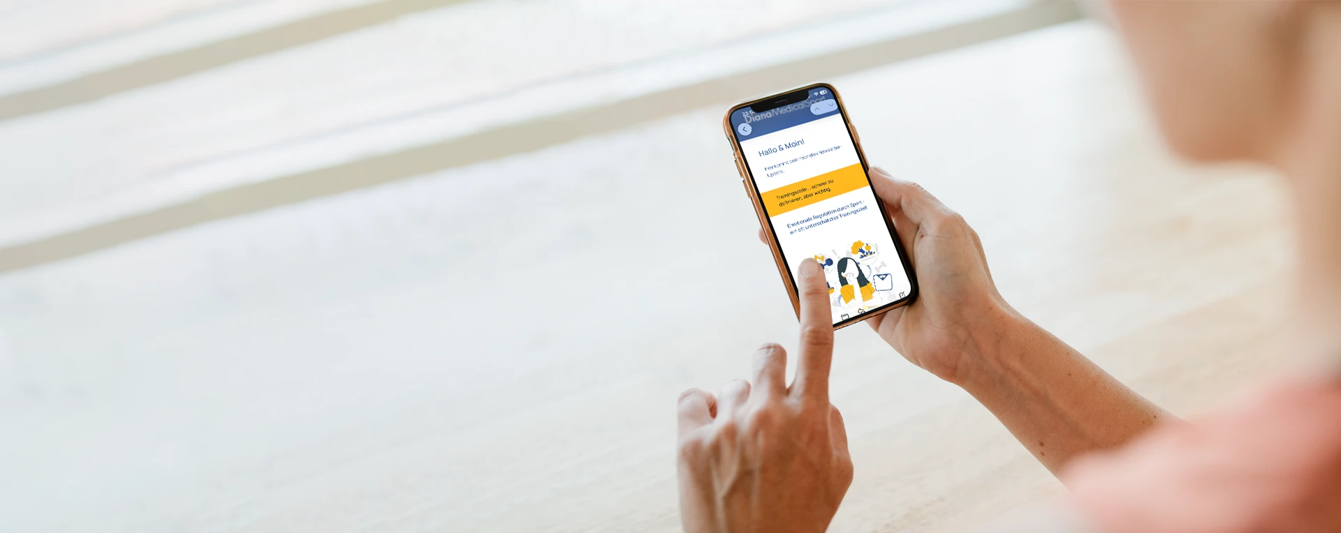 Eine junge Frau liest auf ihrem Smartphone den Newsletter von DianaMedicalSport.