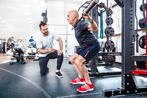 Ein Mitglied des DianaMedicalSport wird physiotherapeutisch von einem Trainer beraten