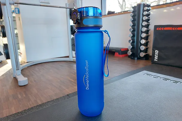 Eine blaue Trinkflasche mit dem Logo von DianaMedicalSport